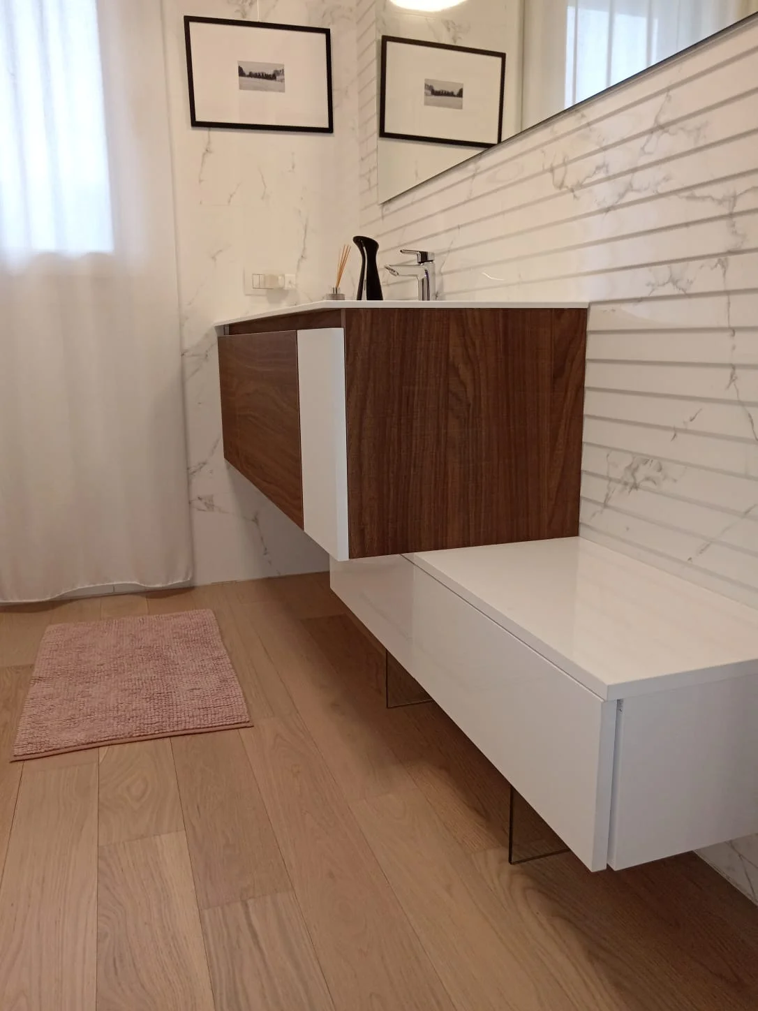 Arredo bagno su misura finitura legno e top in corian con lavabo integrato