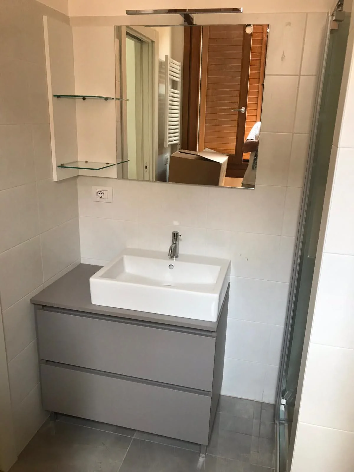 Arredo bagno con cassettoni e lavabo in appoggio
