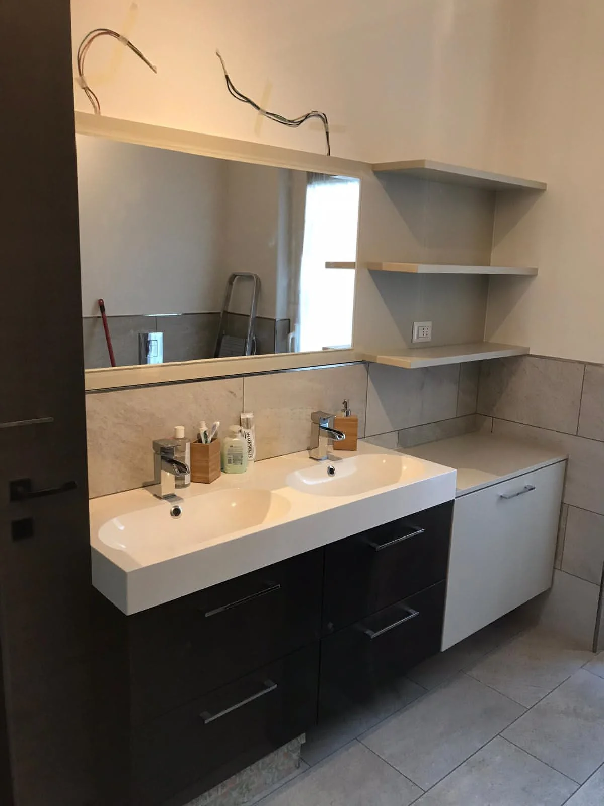 Arredo bagno realizzato su misura con doppio lavabo in appoggio