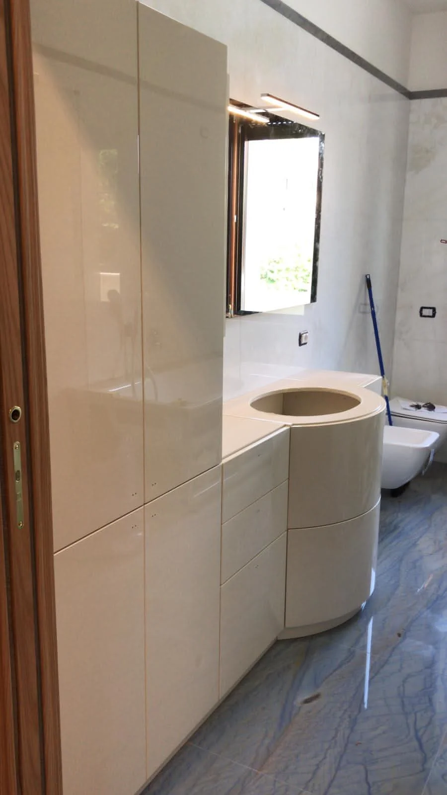 Arredo bagno su misura con elemento lavabo arrotondato