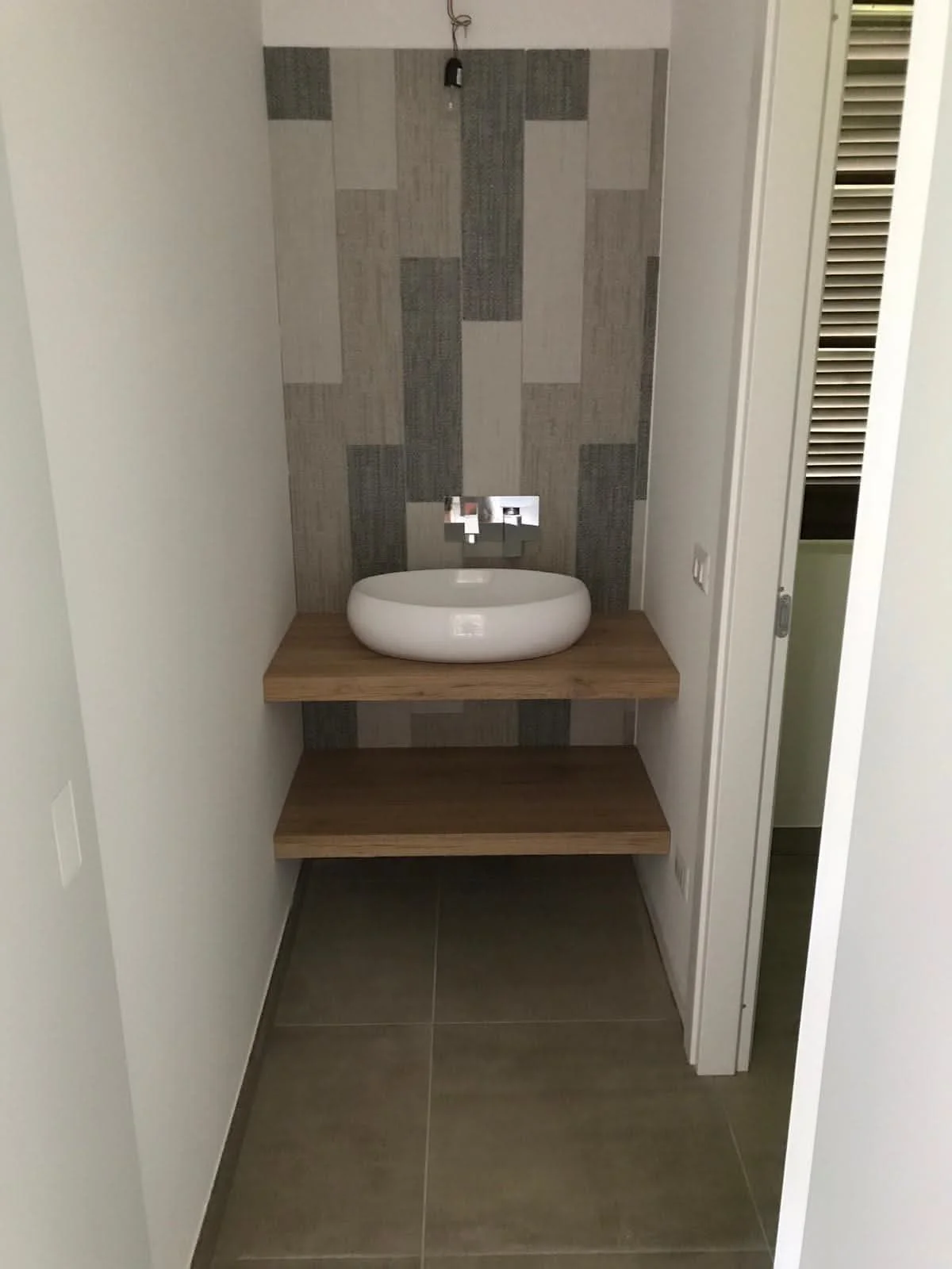 Arredo bagno stile minimal con lavabo in appoggio